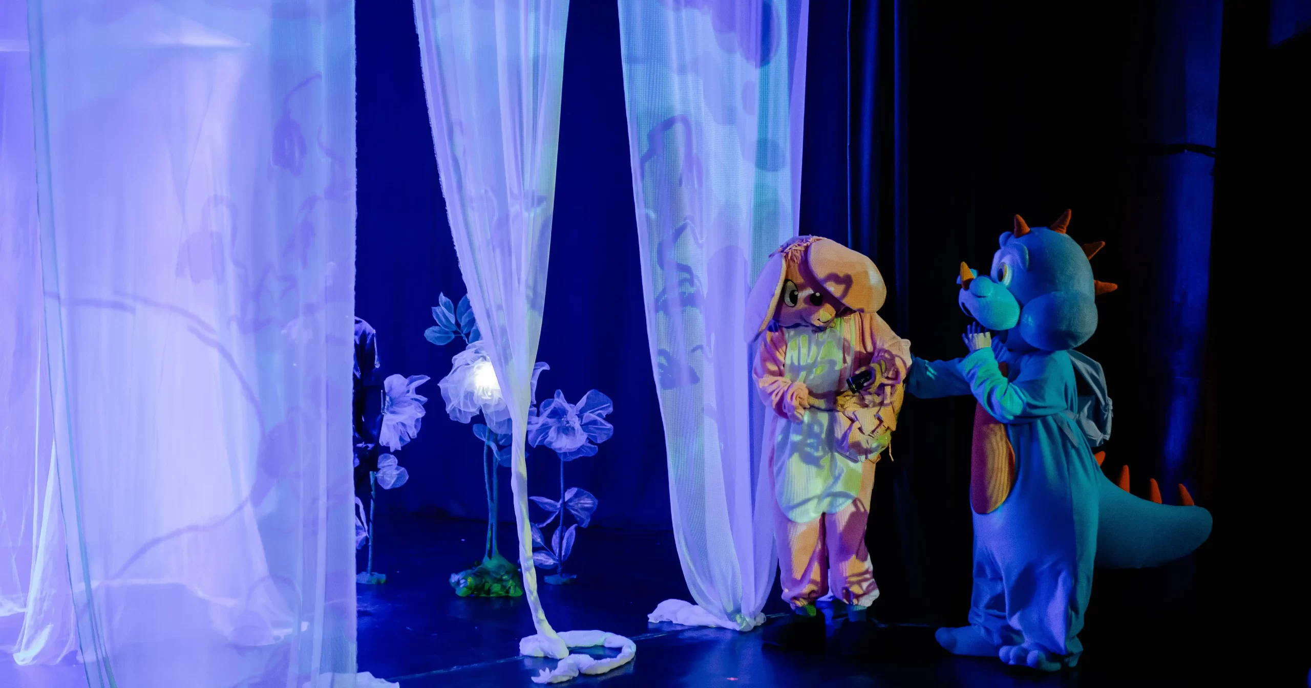 Asociația Tzitzi-Poc continuă campania „Susține un copil să meargă la teatru gratuit”, prin care oferă acces la spectacole copiilor din medii vulnerabile