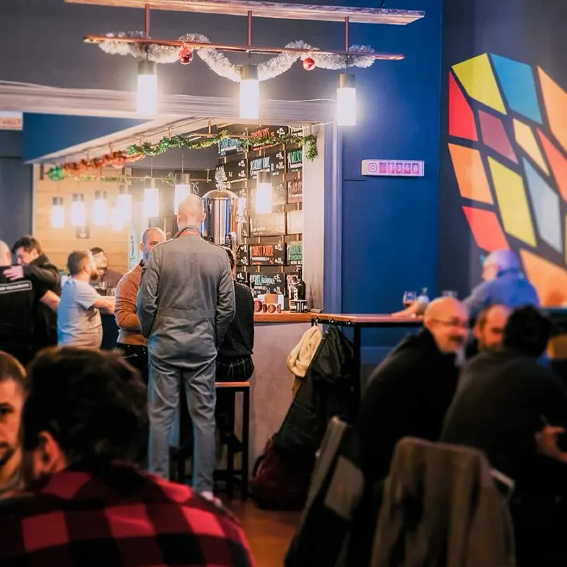 Hop Hooligans Taproom atmosfera - Ghid de iesit la bere in Bucuresti 2026