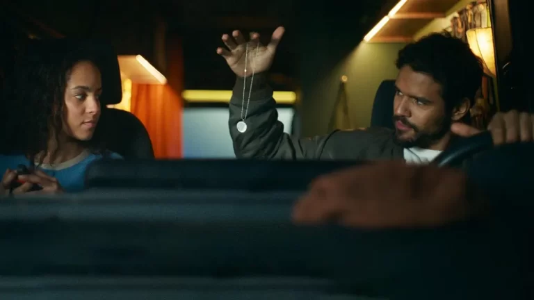 Jacob Scipio si Lou Llobell in Passenger (2026)
