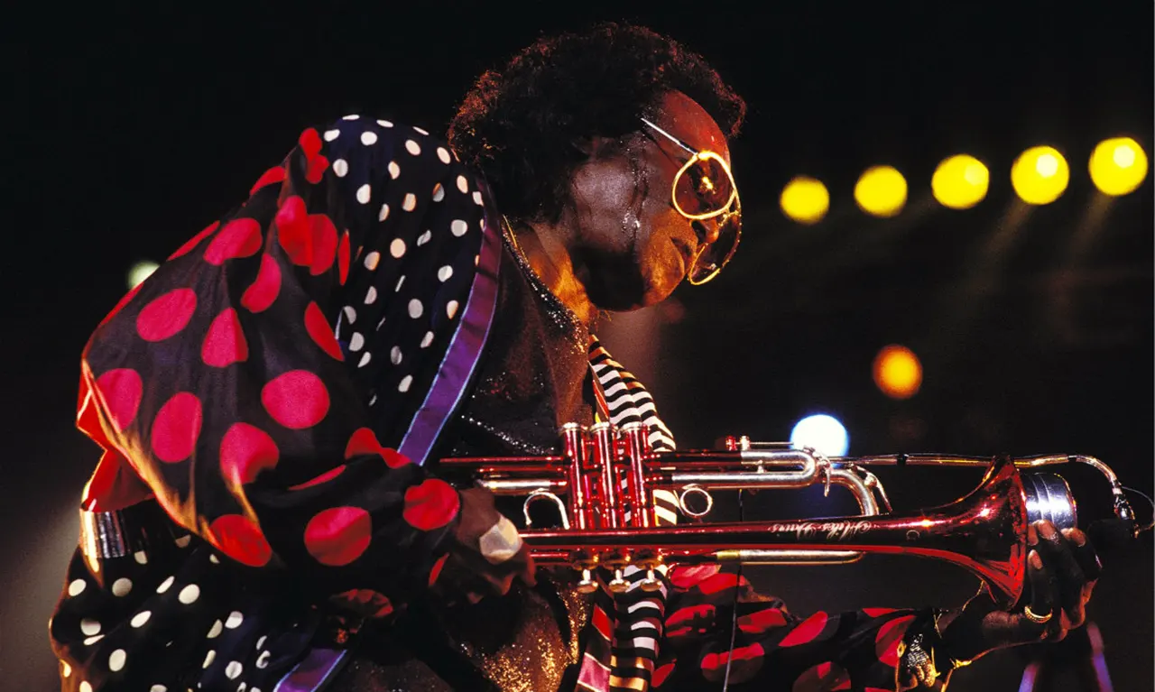 Miles Davis pe scenă, între cool jazz și jazz electric