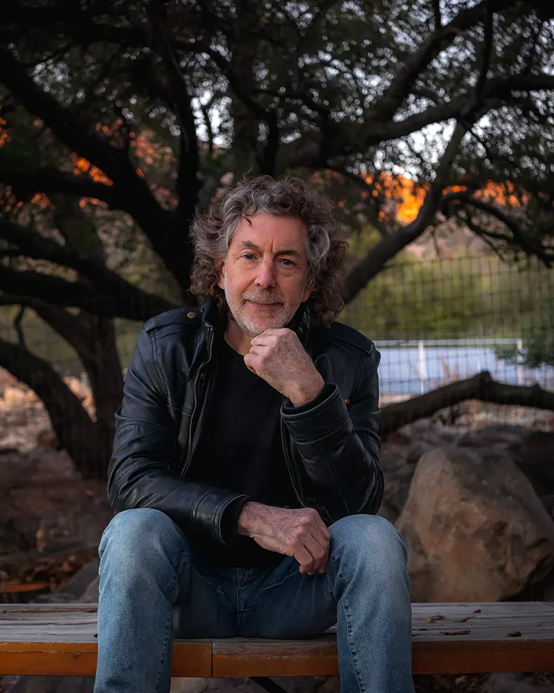 Portret Simon Phillips, baterist cunoscut pentru colaborările cu Toto, The Who și Jeff Beck