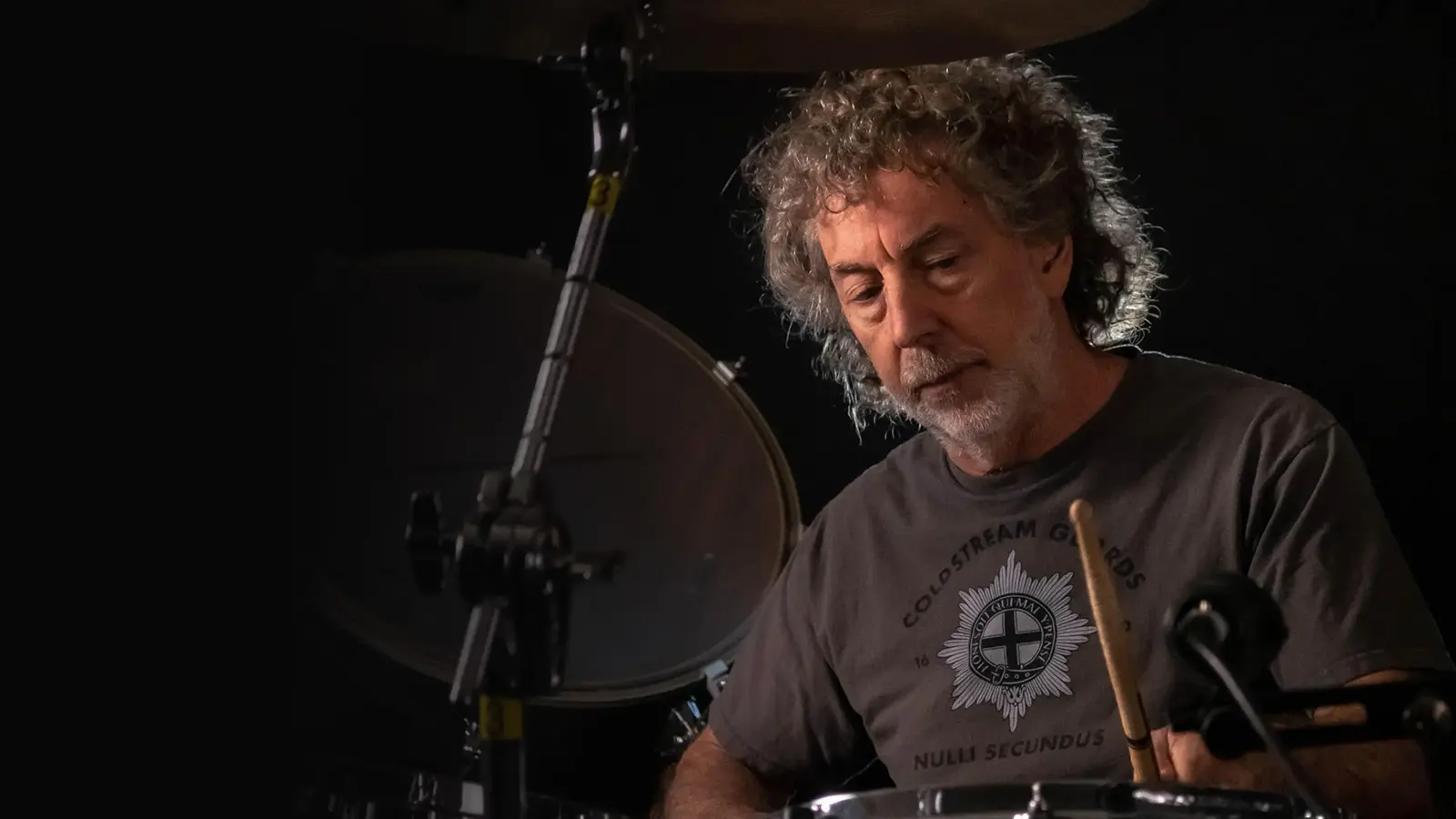 Simon Phillips la tobe, unul dintre cei mai influenți bateriști ai ultimelor cinci decenii