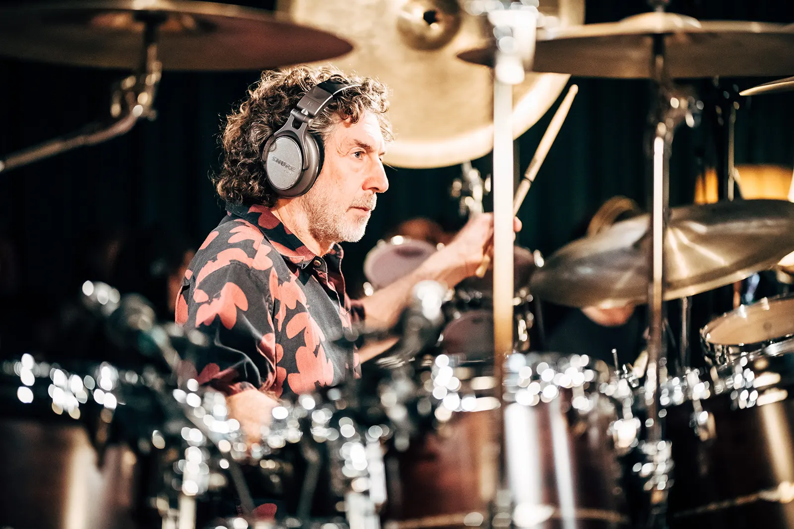 Simon Phillips live pe scenă, concert de jazz-fusion la Sala Luceafărul