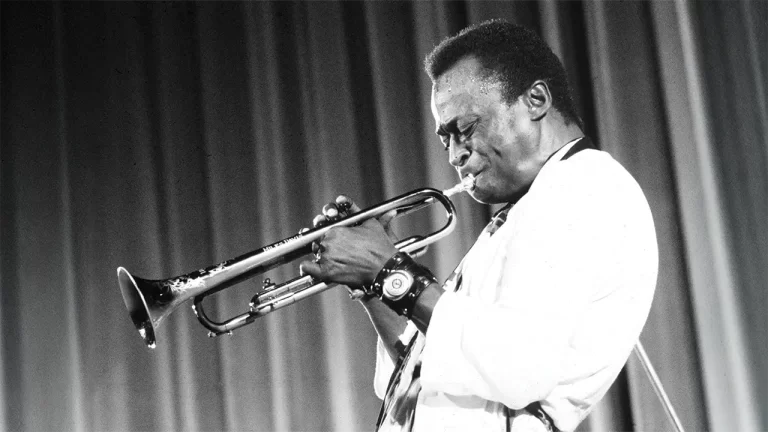 Miles Davis, simbol al reinventării jazz-ului modern