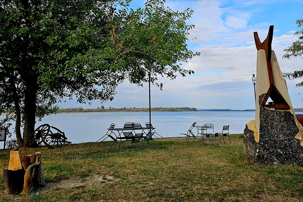 Terasa Port Cultural Cetate cu vedere la Dunăre &mdash; malul rom&acirc;nesc al fluviului, Cetate, Dolj
