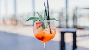 cocktail pe o terasă rooftop - top 6 rooftop de primavara 2026