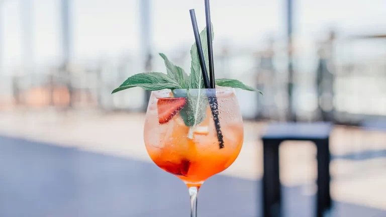 cocktail pe o terasă rooftop - top 6 rooftop de primavara 2026