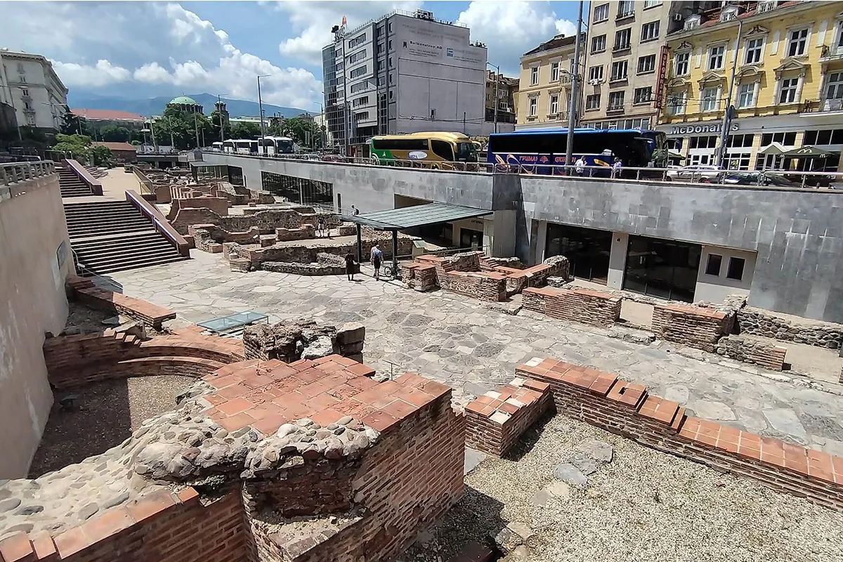 Ruinele romane Serdica din Sofia &mdash; vizibile prin geamuri mari &icirc;n stația de metrou din centrul capitalei Bulgaria