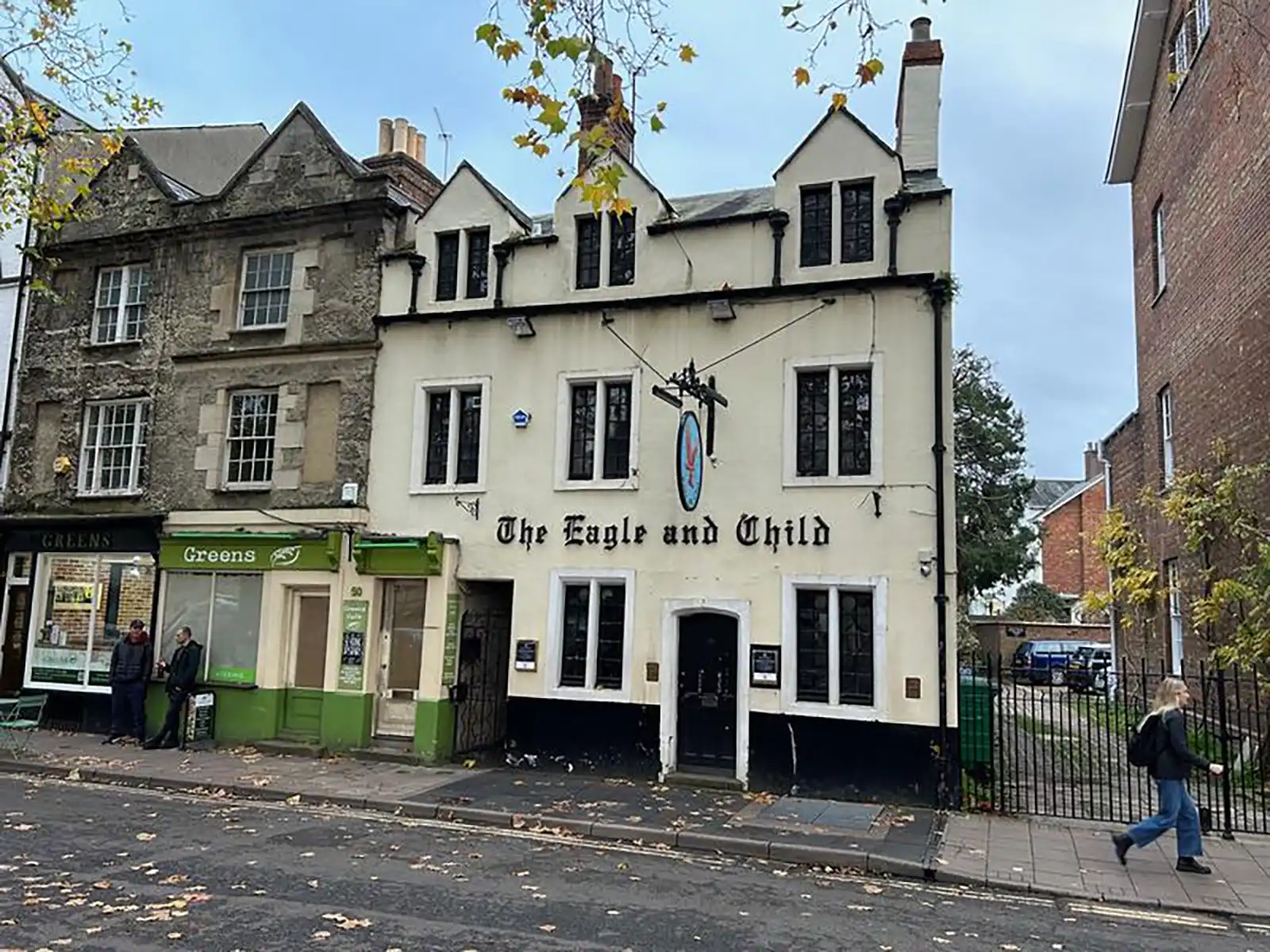 Poza cu The Eagle and Child este unul dintre cele mai faimoase pub-uri din Oxford, Anglia, recunoscut la nivel mondial pentru legăturile sale strânse cu istoria literară universală