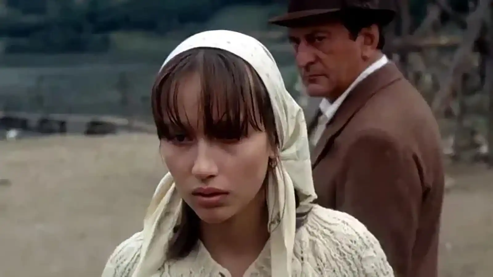 Anda Onesa și Amza Pelea în filmul „Duios Anastasia trecea” (1980)