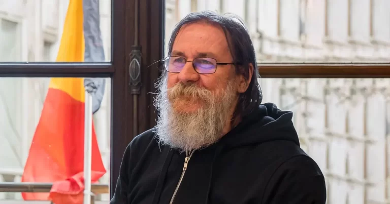 Dan Perjovschi la expoziția „DRAFT pentru o retrospectivă comună” de la ARCUB