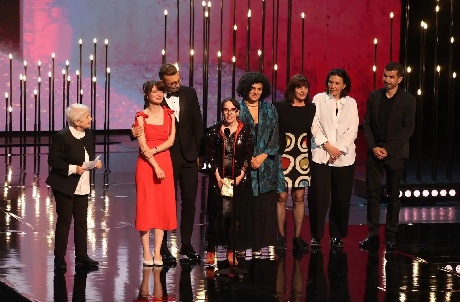 Echipa spectacolului Povești invizibile pe scena Galei Premiilor UNITER 2024