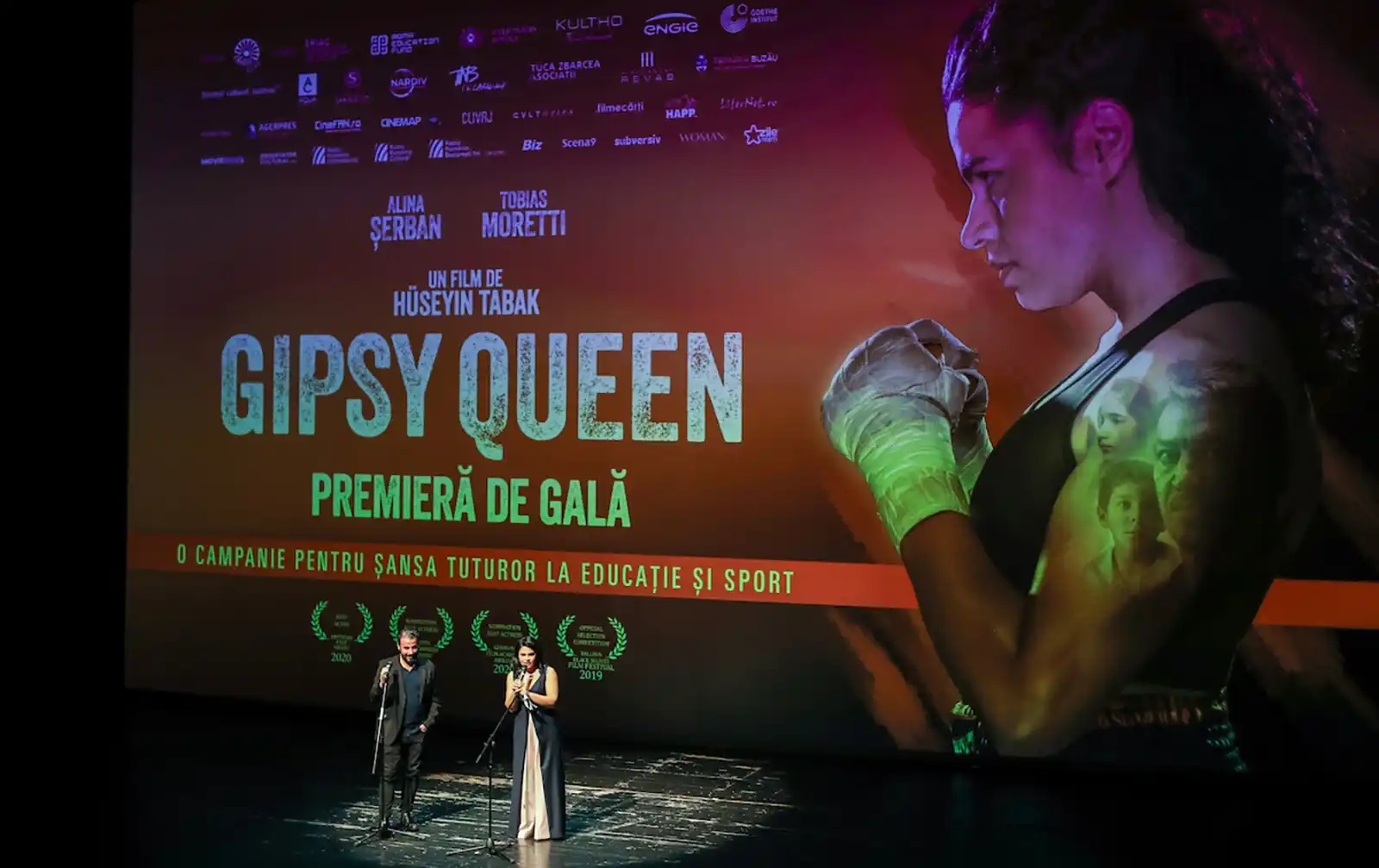 Filmul Gipsy Queen a ajuns &icirc;n 24 de orașe din Rom&acirc;nia, iar toate &icirc;ncasările din bilete, &icirc;n valoare de peste 7.200 de euro, au fost donate către două centre de plasament