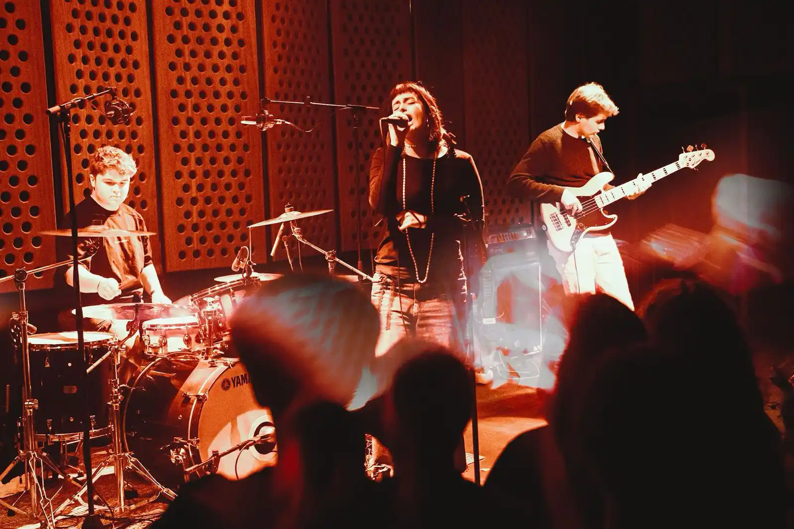 Stray Lights Festival aduce trei zile de muzică alternativă, post-punk, experimental și noise, între 31 iulie și 2 august, în București, la Control Club
