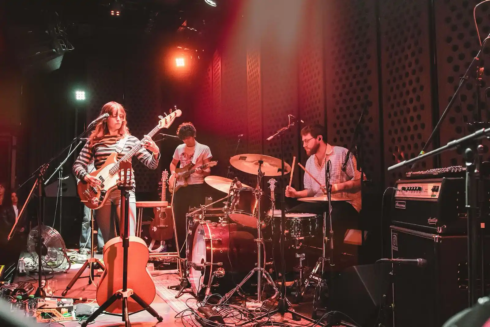 Stray Lights Festival aduce trei zile de muzică alternativă, post-punk, experimental și noise, între 31 iulie și 2 august, în București, la Control Club