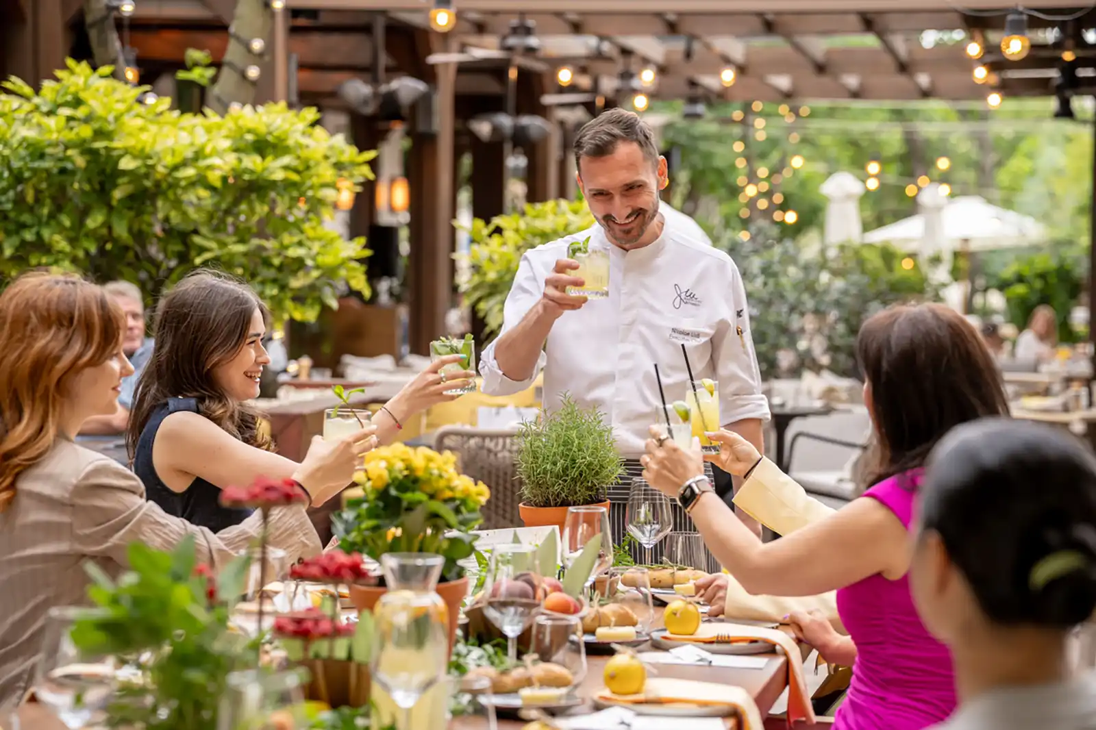 JW Marriott Bucharest Grand Hotel lansează The Long Garden Table la Olea, o experiență dedicată conexiunii și gastronomiei