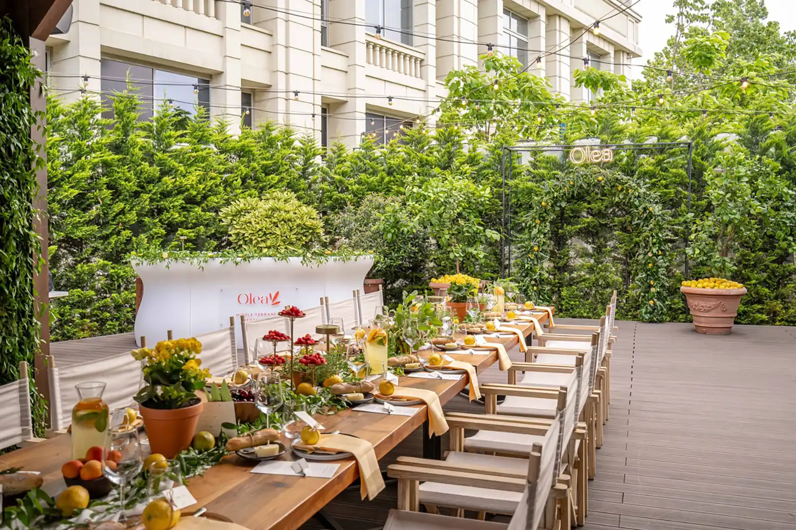 JW Marriott Bucharest Grand Hotel lansează The Long Garden Table la Olea, o experiență dedicată conexiunii și gastronomiei
