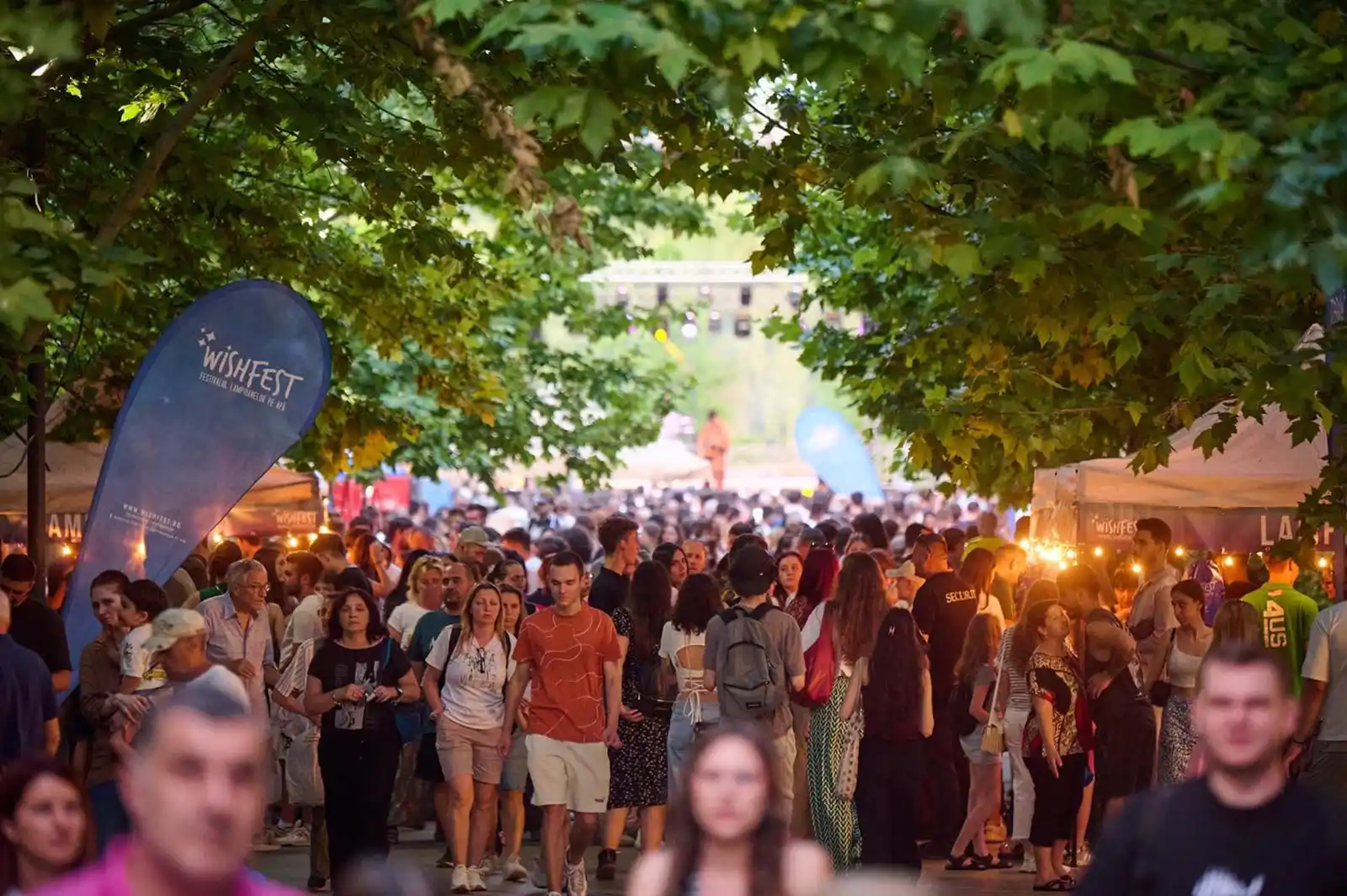 Mii de lampioane vor lumina Lacul Titan - WishFest, cel mai spectaculos festival al dorințelor revine la București