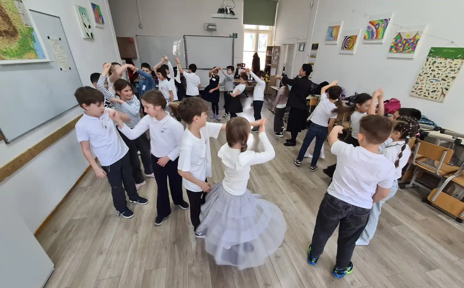 Muzeul &bdquo;Casa Mureșenilor&rdquo; Brașov prezintă &bdquo;Dansăm ROMANA!&rdquo;