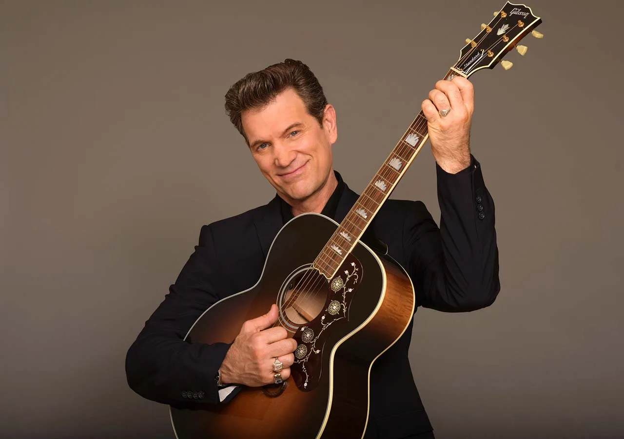 Chris Isaak susține un concert în premieră în România