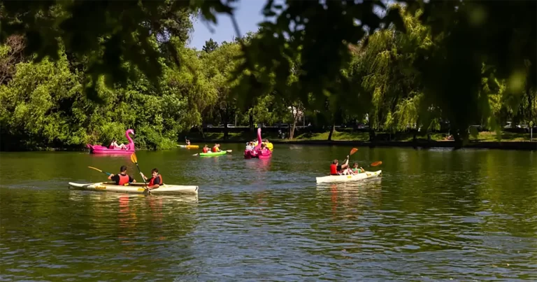 Caiac SMile a continuat tradiția participării la Zilele Clujului cu lecții gratuite de caiac pe lacul Chios și demonstrații de echipamente sportive dedicate persoanelor cu dizabilități