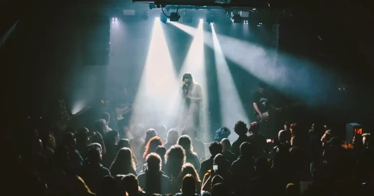 Stray Lights Festival aduce trei zile de muzică alternativă, post-punk, experimental și noise, între 31 iulie și 2 august, în București, la Control Club