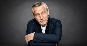 Interviu cu scriitorul OLIVIER NOREK despre romanul inspirat de legenda celui mai celebru lunetist din istorie