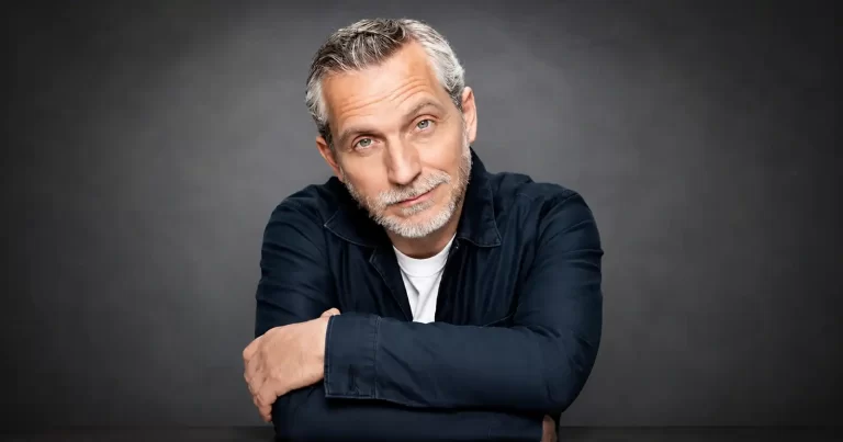 Interviu cu scriitorul OLIVIER NOREK despre romanul inspirat de legenda celui mai celebru lunetist din istorie