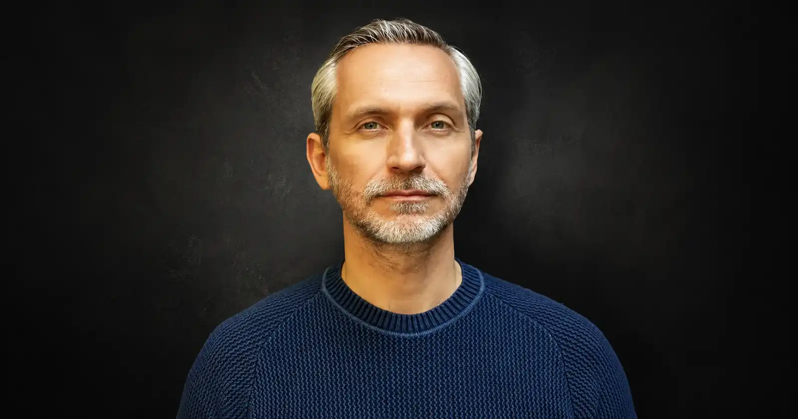 Interviu cu scriitorul OLIVIER NOREK despre romanul inspirat de legenda celui mai celebru lunetist din istorie