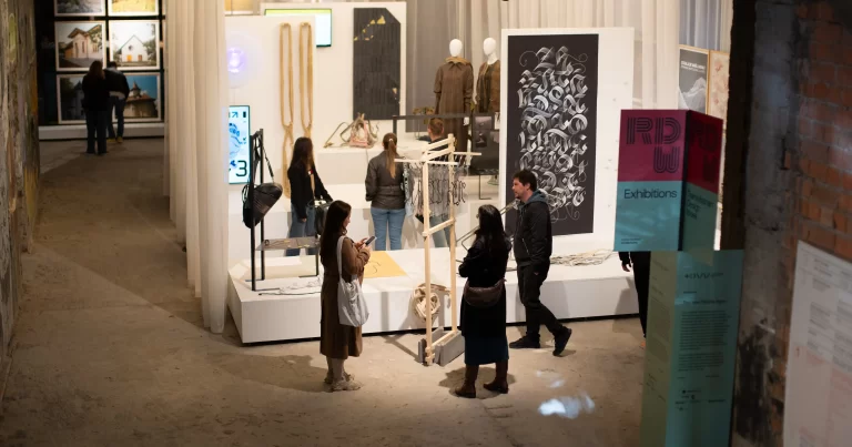 Ce se întâmplă când dai unui telefon o galerie de artă?