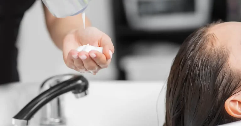Scalp echilibrat, păr îngrijit: cum alegi un șampon antimătreață eficient