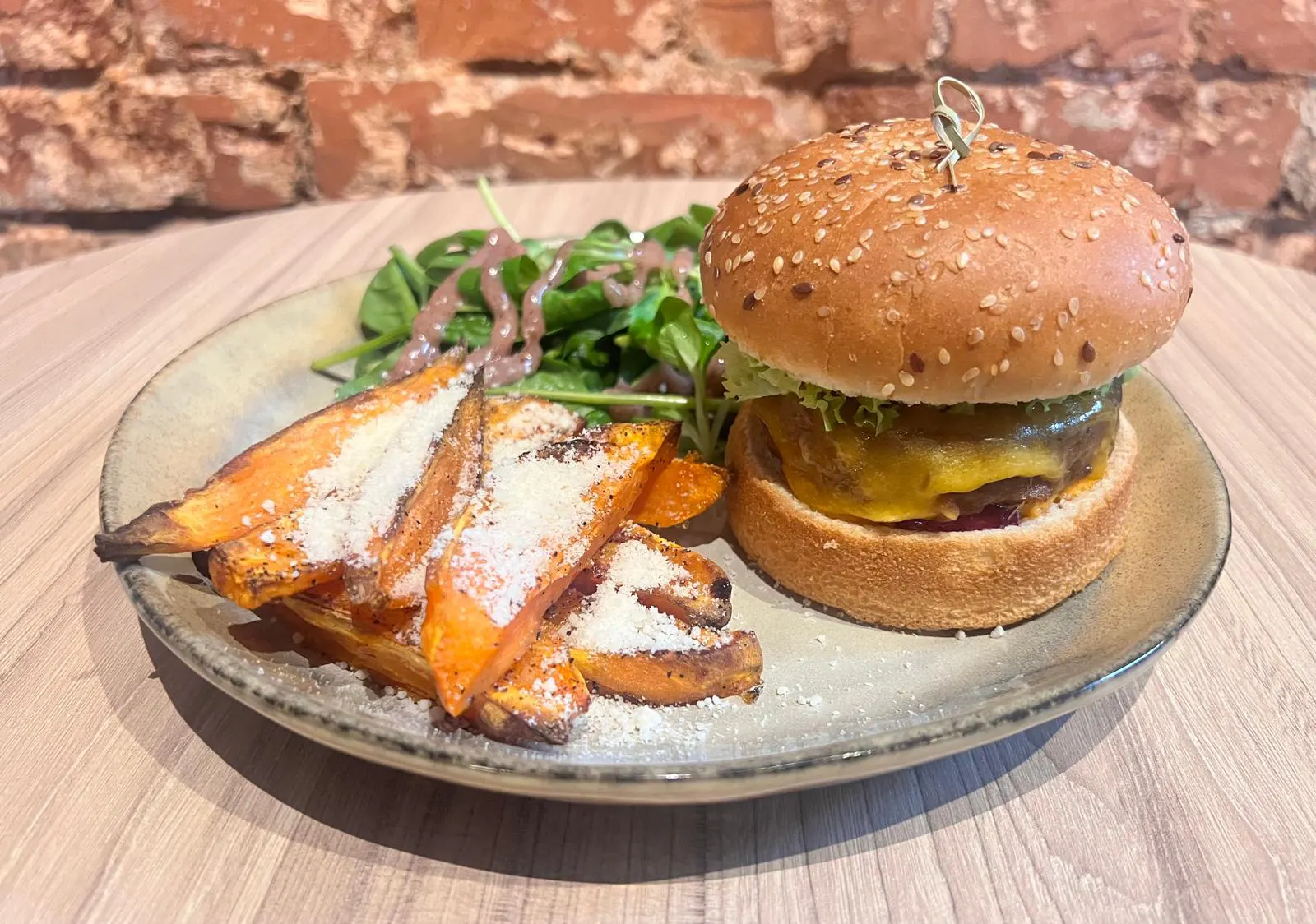 Cafeneaua Nației București - Burger Beyond Meat Dincolo de carne Burger vegetarieini in bucuresti