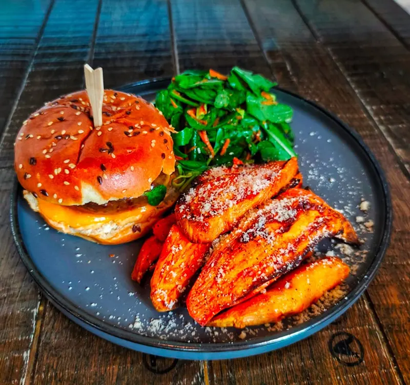 Burger vegetarian Beyond Meat servit la Cafeneaua Nației din București