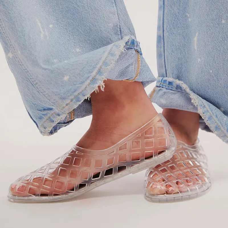 Jelly shoes translucizi inspirați de nostalgia Y2K - Trenduri de încălțăminte vara 2026
