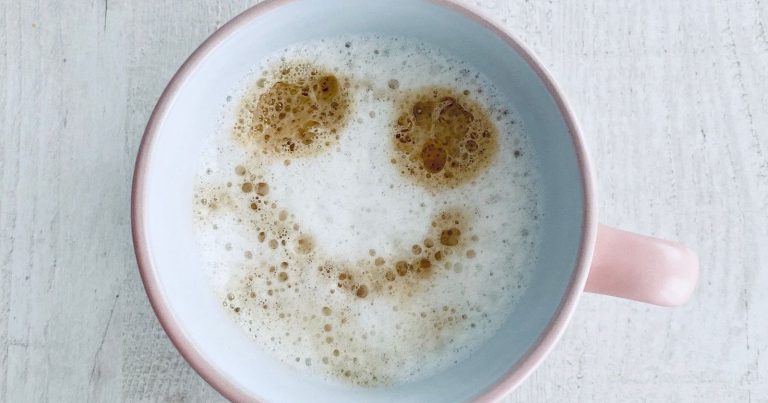 munca emotionala - fotografie cu o cana de cafea si o decorare smiley nereusita
