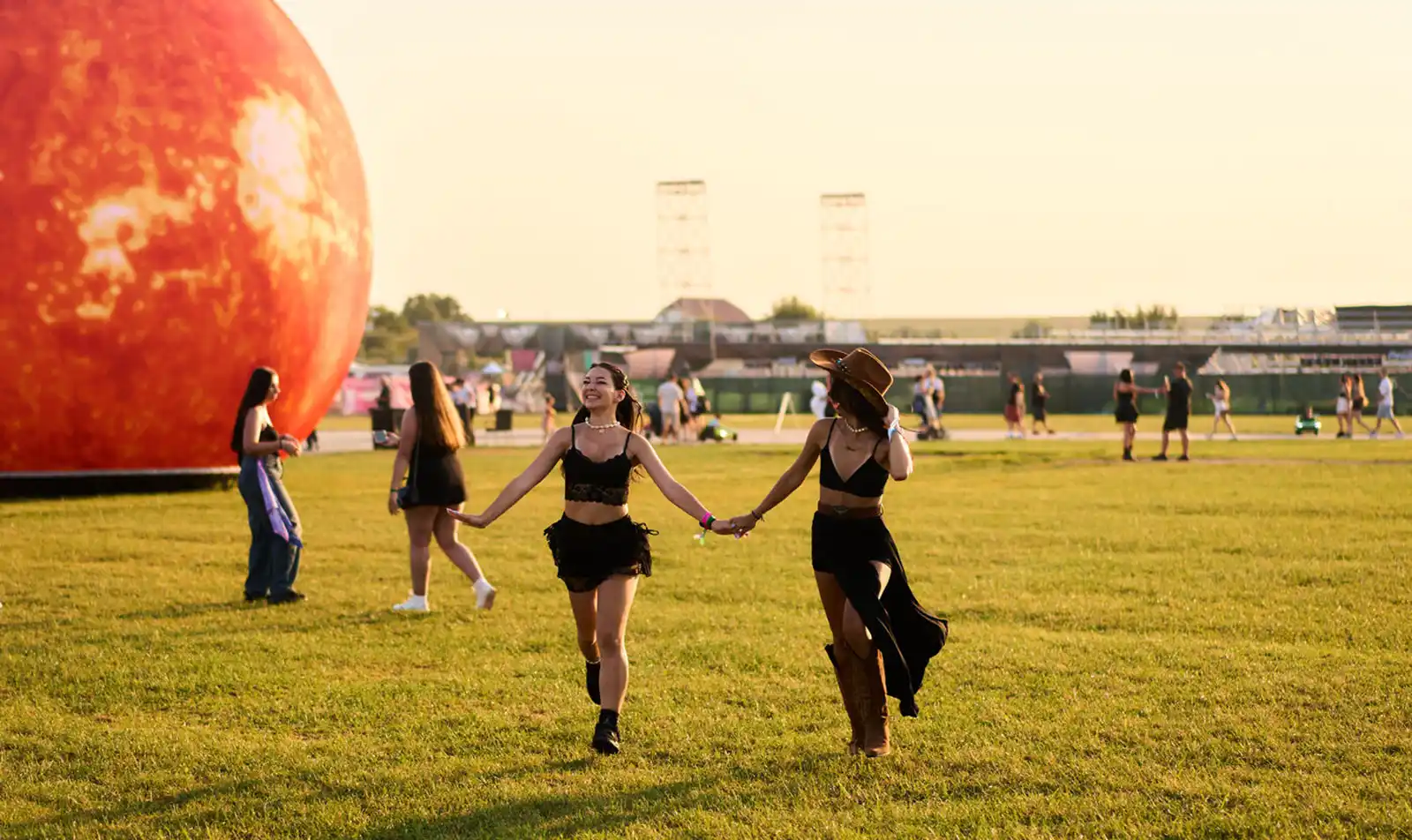 O nouă zi sold out la NIBIRU, 82.000 de vizitatori în stațiunea de pe litoral și un show de neuitat a lui HUGEL în a doua zi a festivalului Galaxia