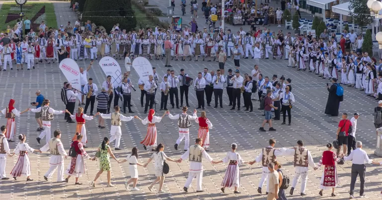 Ziua Județului Timiș celebrată printr-o horă timișeană și un spectacol de gală în centrul Timișoarei