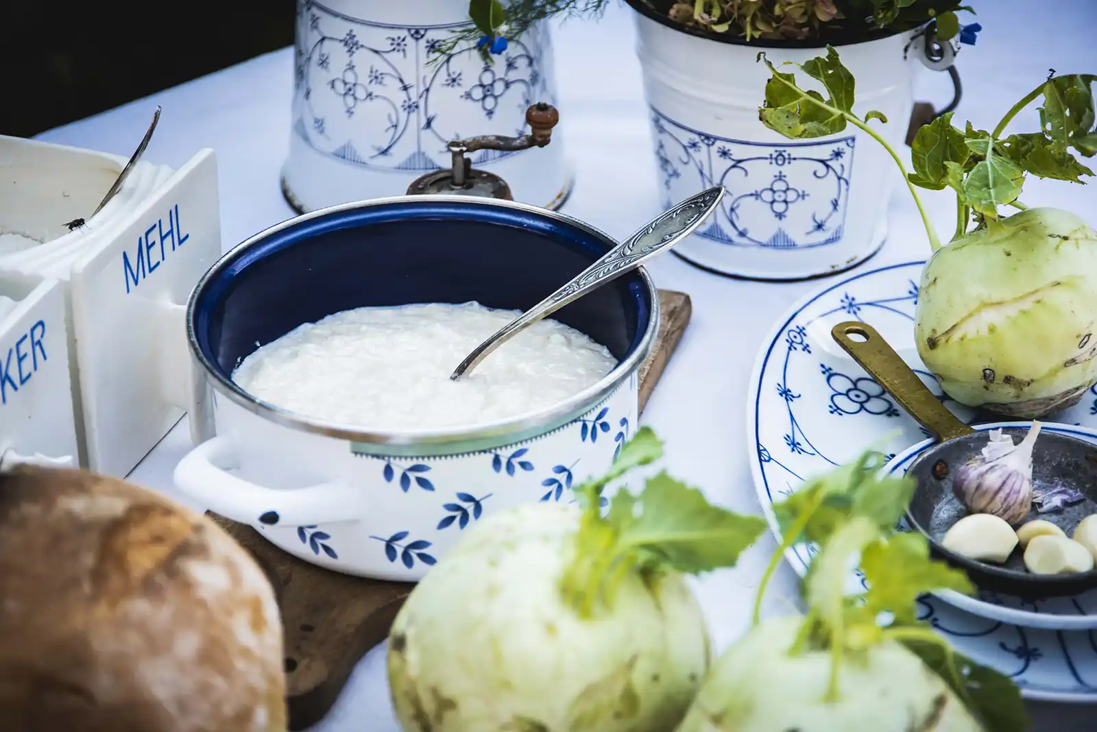 Foto credit Zestre Culinara Romana Rista Fata care gateste cu flori