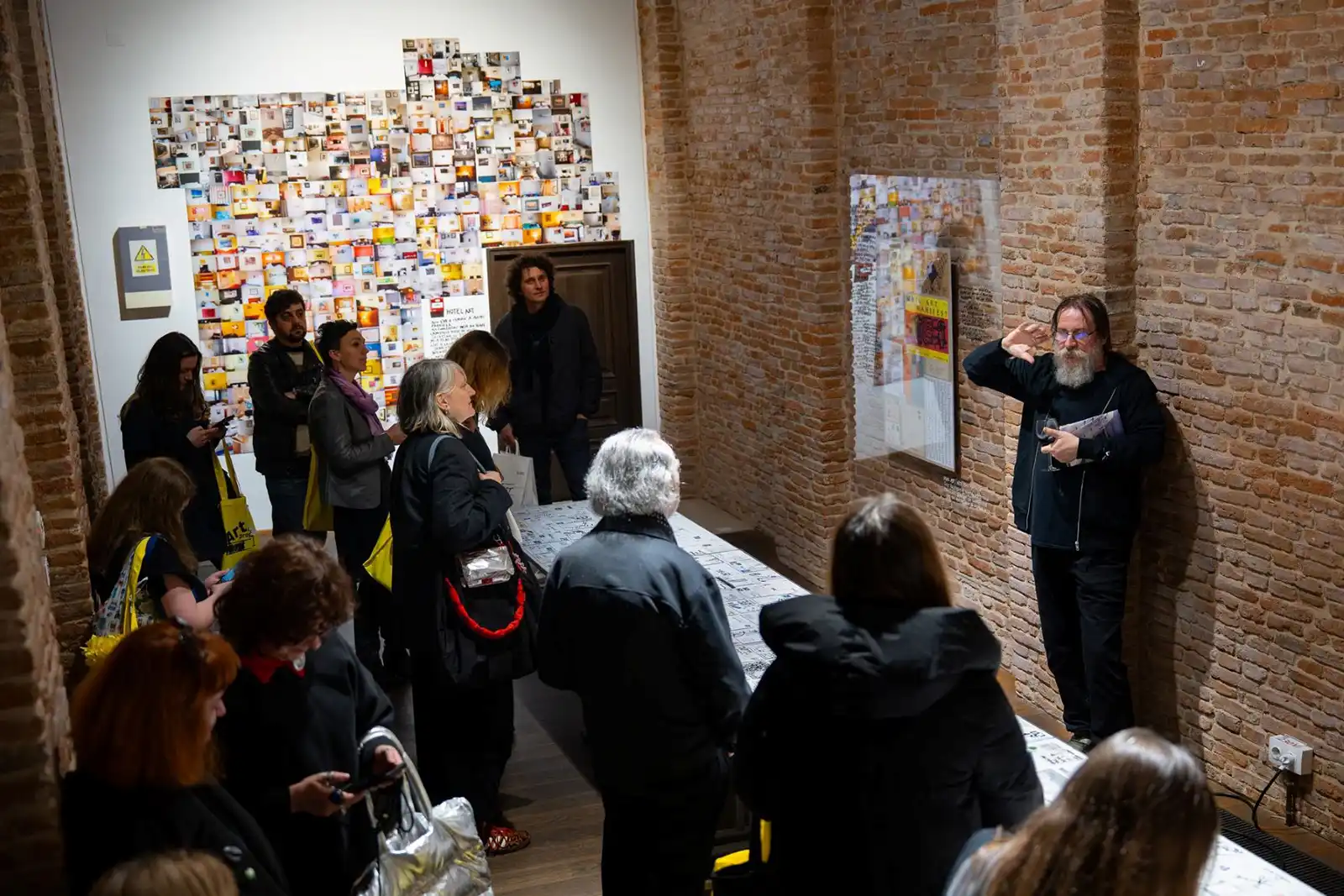 Expoziția artiștilor Lia și Dan Perjovschi „DRAFT pentru o retrospectivă comună”, de la ARCUB - Hanul Gabroveni, se prelungește până la 30 august 2026