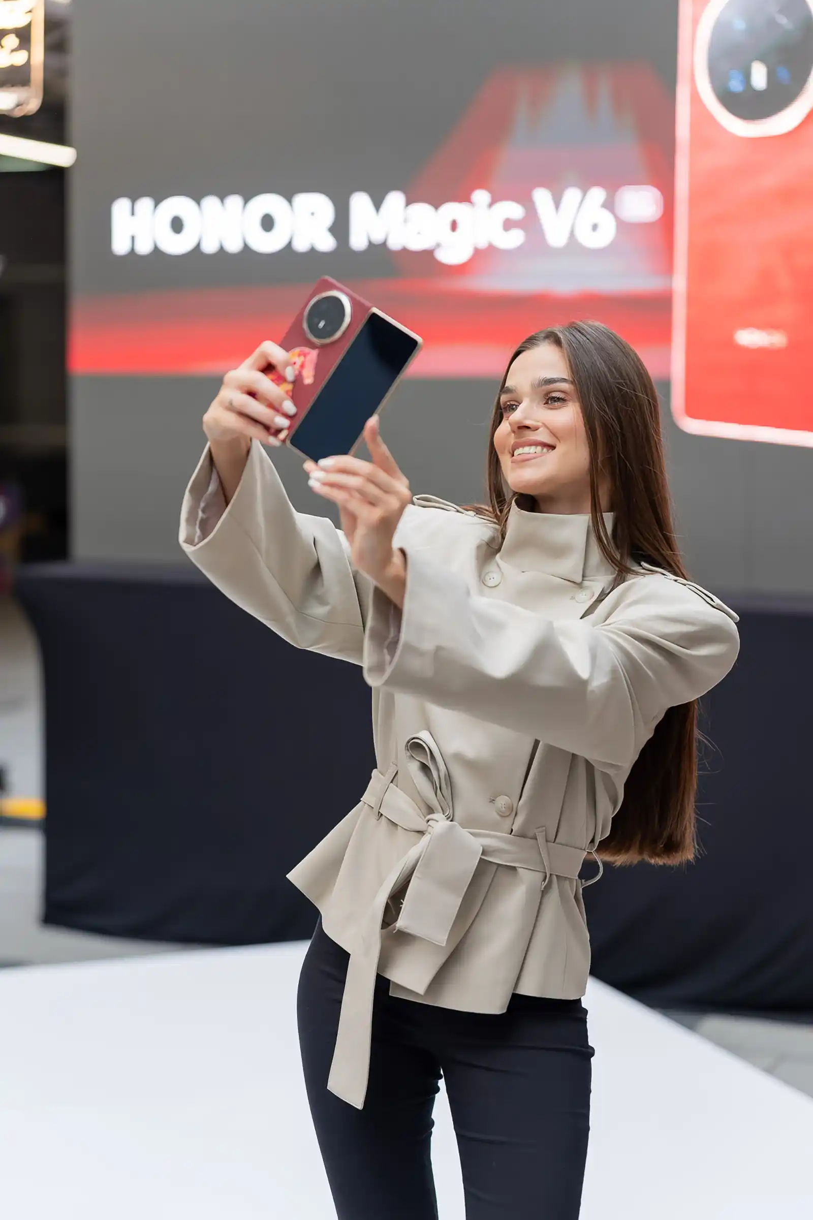 HONOR lansează în România noul smartphone pliabil HONOR Magic V6