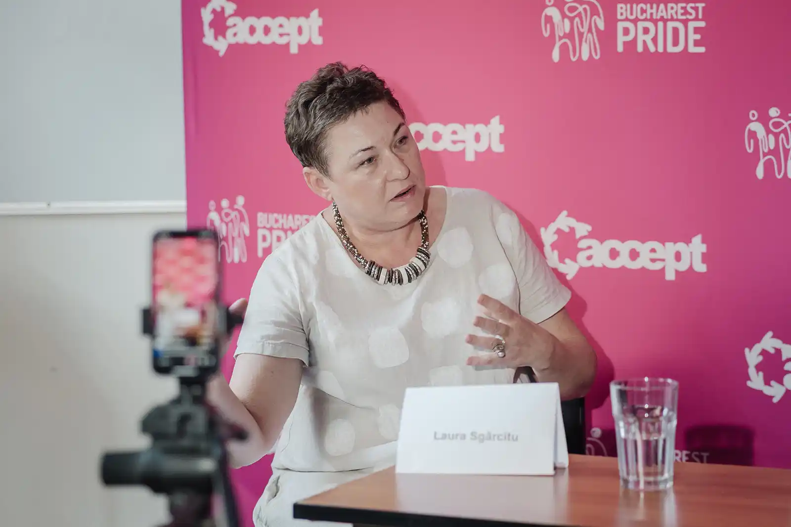 Laura Sgârcitu la o conferință Bucharest PRIDE