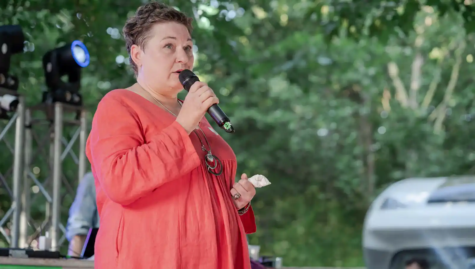 Văzuți – un podcast despre familie, cultură și comunitatea LGBTQIA+, creat de Laura Sgârcitu