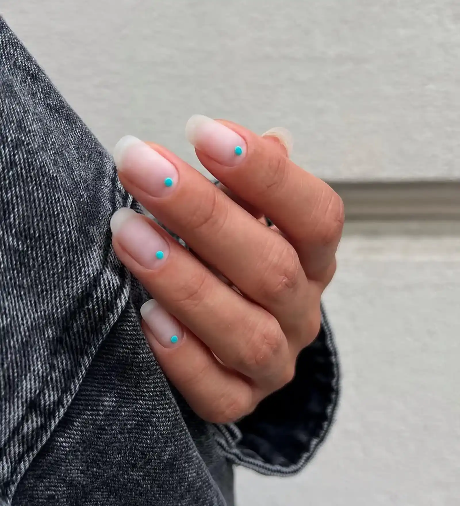 Manichiură cu buline realizată de Roxana Bența, Nail Artist Opi