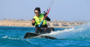 De vorbă cu Dan Marcu, instructor kitesurfing: „Marea nu te iartă dacă nu o respecți”