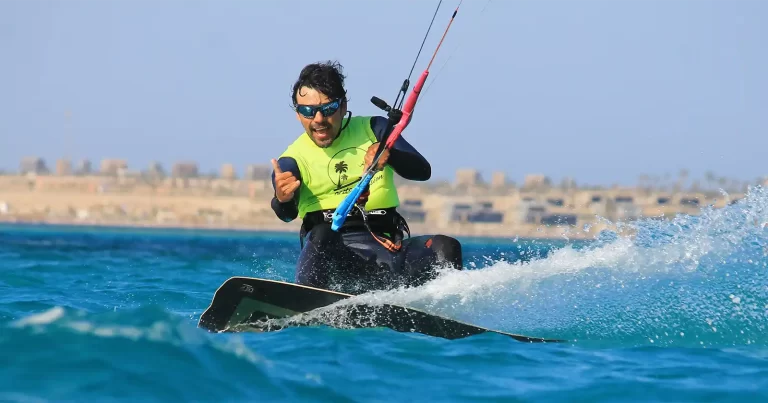 De vorbă cu Dan Marcu, instructor kitesurfing: „Marea nu te iartă dacă nu o respecți”