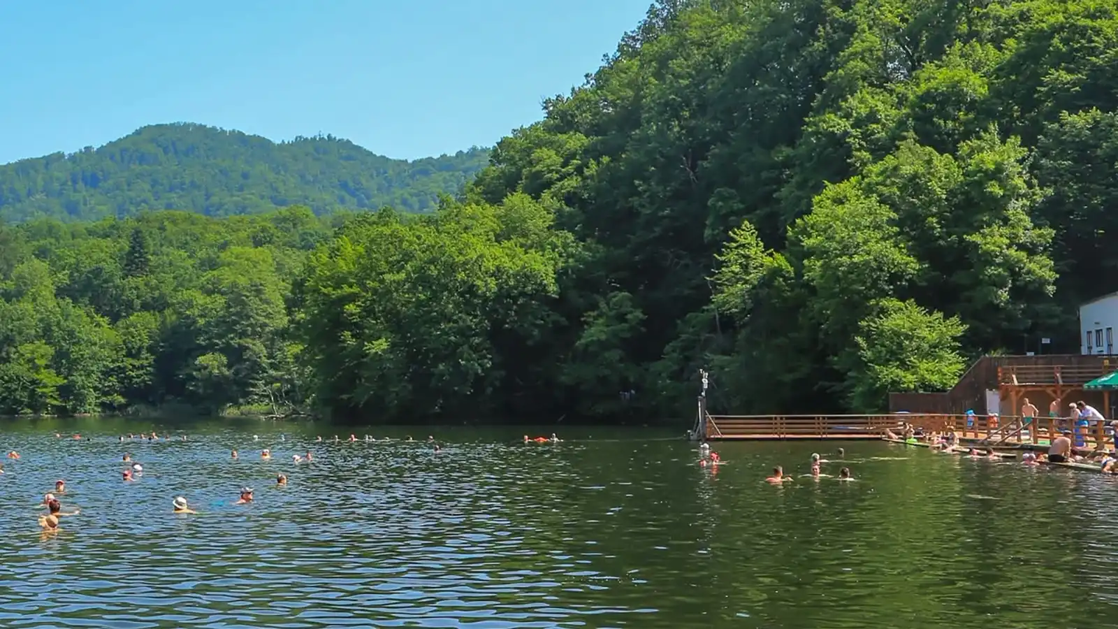 Scăldatul în Lacul Ursu are efect terapeutic