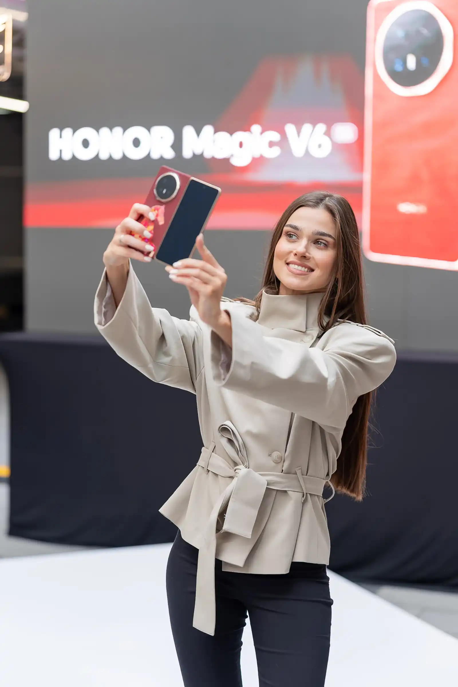 Theo Rose poză cu telefonul HONOR