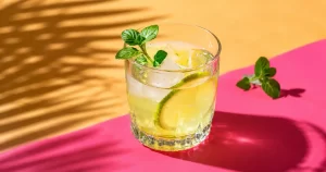 Vinul își schimbă hainele. Cocktailurile exotice care ar putea cuceri vara Generației Z