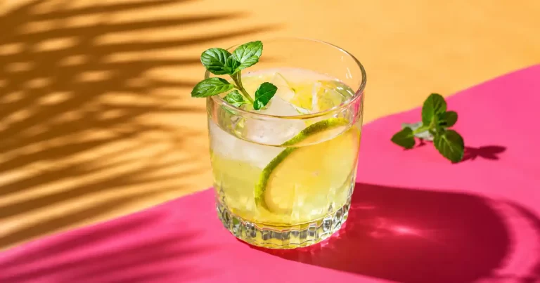 Vinul își schimbă hainele. Cocktailurile exotice care ar putea cuceri vara Generației Z