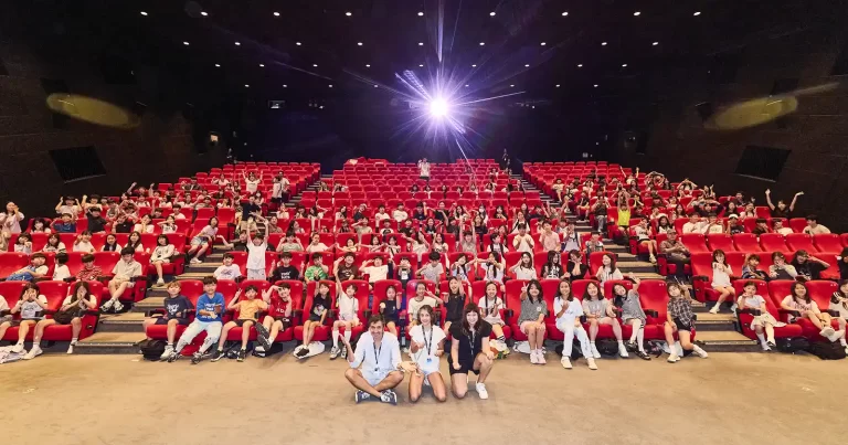 „Atlasul Universului”, filmul românesc de aventură care a cucerit copiii și a stârnit nostalgia și aprecierea adulților în festivaluri din Europa și Asia, se vede în avanpremieră la festivaluri din România